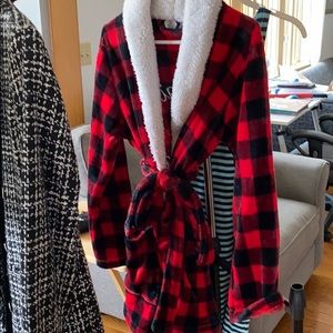 Buffalo plaid red short bathrobe. lg. Christmas